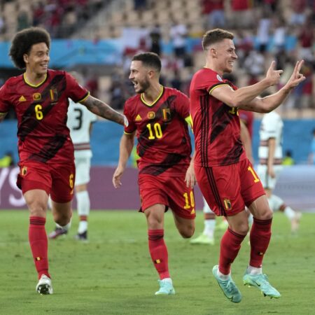 How the playoffs changed the mood of players and referees: yellow card and corner statistics